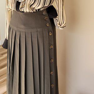 Beautiful maxi green pure wool skirt with peats Vintage Neiman Marcus